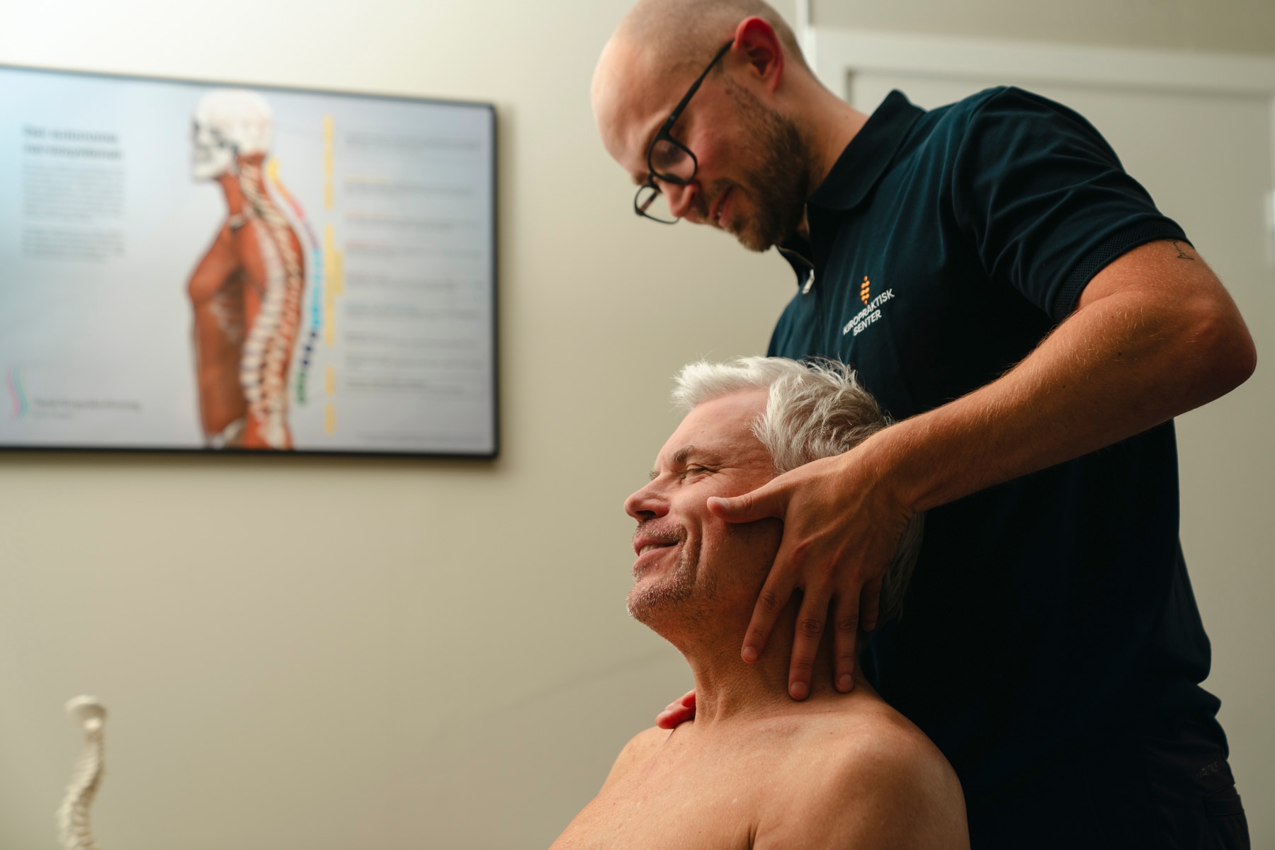 Kiropraktor Lars Martin Holthe utfører kiropraktisk justering på pasient hos Kiropraktisk Senter i Tønsberg